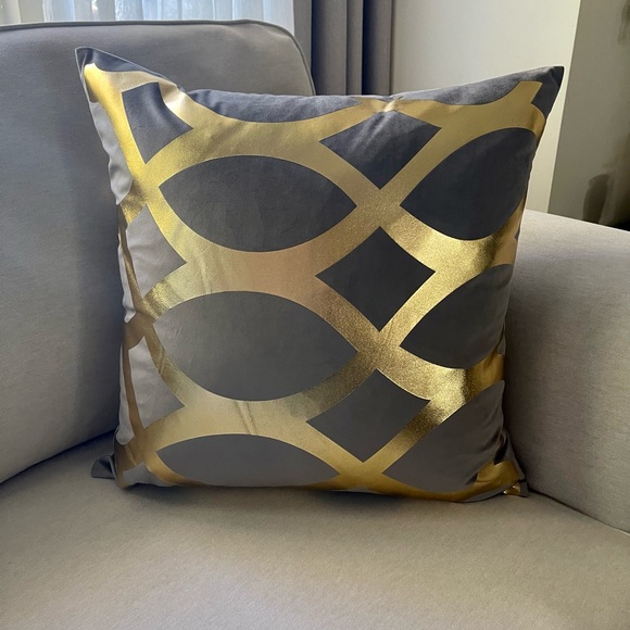 Luxury grey and gold foil pillow. Size 22x 22 inches - Picture 8 of 12